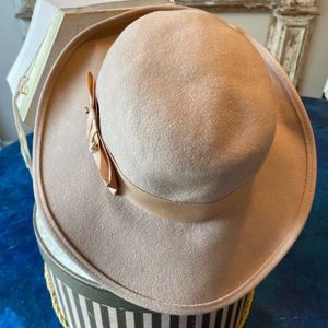Women’s Vintage DORIS design Michael Howard camel tan hat. Size S